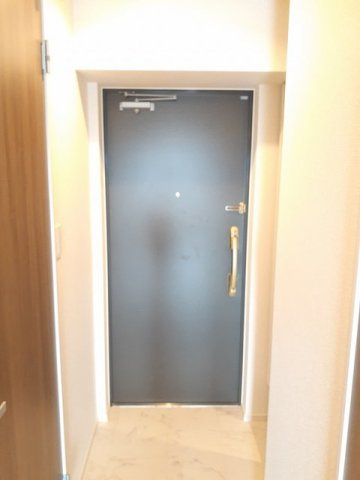 オリージャ　ビルディングの玄関