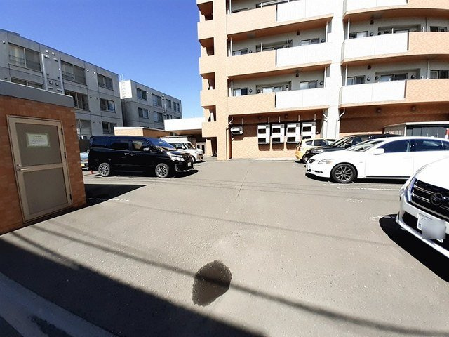 ミカーレ・トーゲンの駐車場