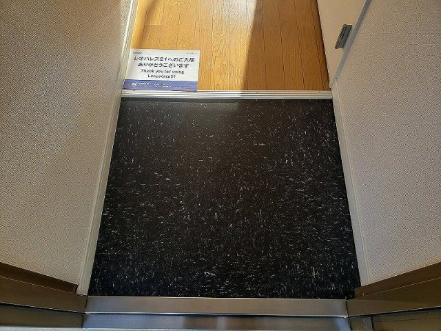 レオパレスプレーリーの玄関