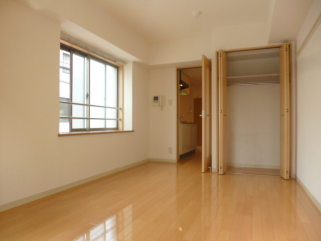 グラータ南池袋の居間・リビング|★２面採光角部屋の明るいお部屋です★