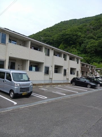 ドミール　ヒロの駐車場|駐車場があるので、車を買う予定の方も安心です