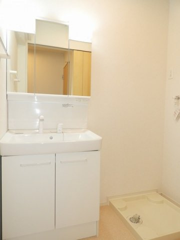 ウッドスプリング千代田Ａの洗面所|明るい洗面所です