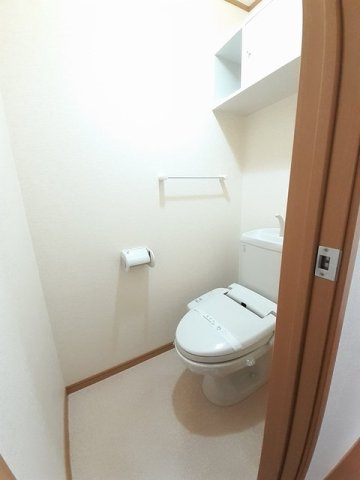 エレガンシア・コリーヌⅡのトイレ|落ち着いた色調のトイレです
