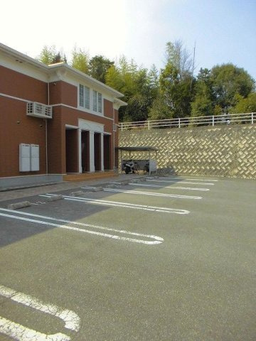 エレガンシア・コリーヌⅡの駐車場|駐車場があるので、車を買う予定の方も安心です