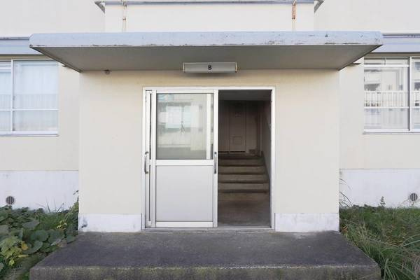 ビレッジハウス清水2号棟のエントランス|ゆとりのあるエントランスです