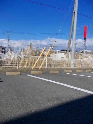 エルブス　ガーデンの駐車場|駐車場があるので、車を買う予定の方も安心です