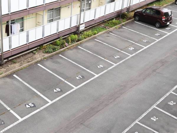 ビレッジハウス厨川2号棟の駐車場