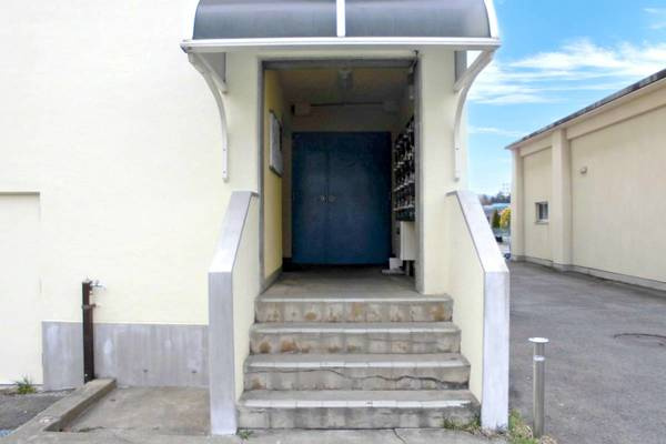 ビレッジハウス厨川2号棟のエントランス