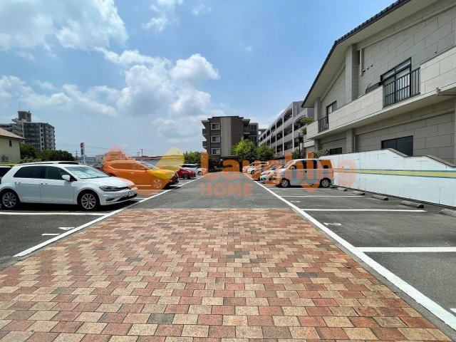 久留米市東櫛原町の賃貸マンションの駐車場|車をお持ちの方に嬉しい駐車場付きの物件です