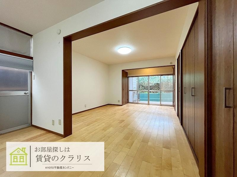 鳴滝蓮花寺町（ガレージ付き）戸建ての居間・リビング