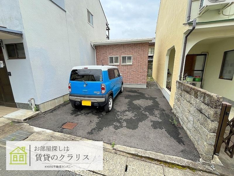 鳴滝蓮花寺町（ガレージ付き）戸建ての駐車場