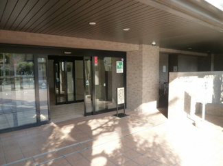 【エントランス】 | レジデンス羽衣ガーデンスクエア | 落ち着いた街並みのエリアです。羽衣保育園まで徒歩５分！小さなお子様のいるご家庭も安心ですね！
