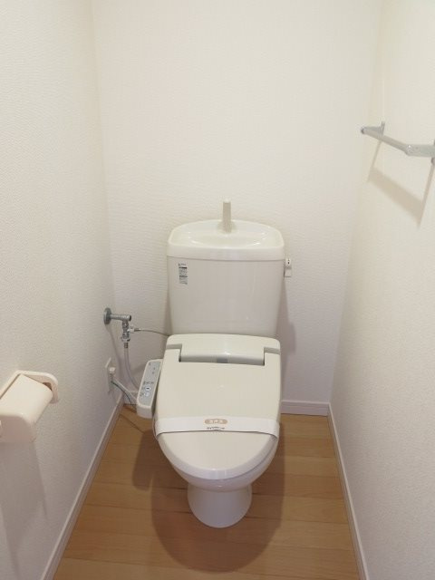 ☆温水洗浄・暖房便座付きトイレです☆