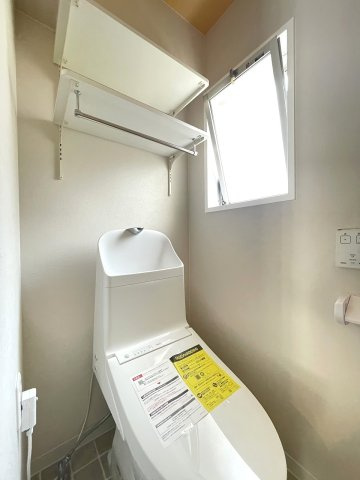エメラルドマンション田方のトイレ|可動式棚が設置されているので、小物の収納にも助けられます。