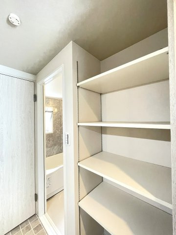 エメラルドマンション田方の脱衣所|洗面所には可動式棚が設置されており、収納面で助かります。