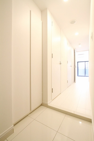 プレミアムキューブG東新宿の内装|明るい室内です