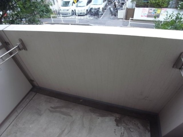プレール・ドゥーク北新宿のバルコニー|暖かな日差しのふりそそぐバルコニー
