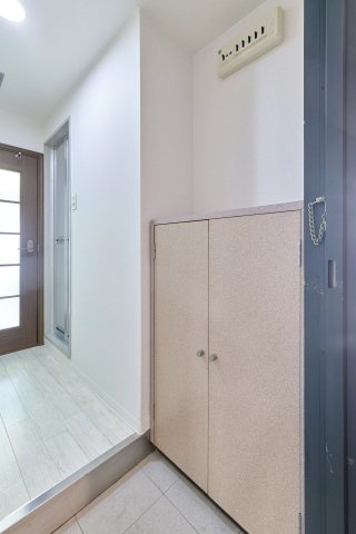 AP122 EST-1（昭和町） 302の玄関|



