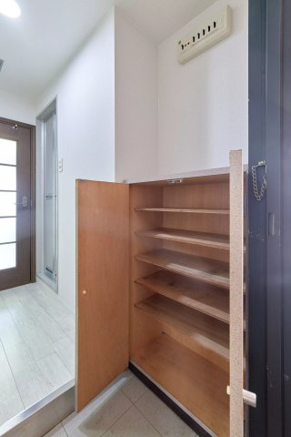 AP122 EST-1（昭和町） 302の玄関|



