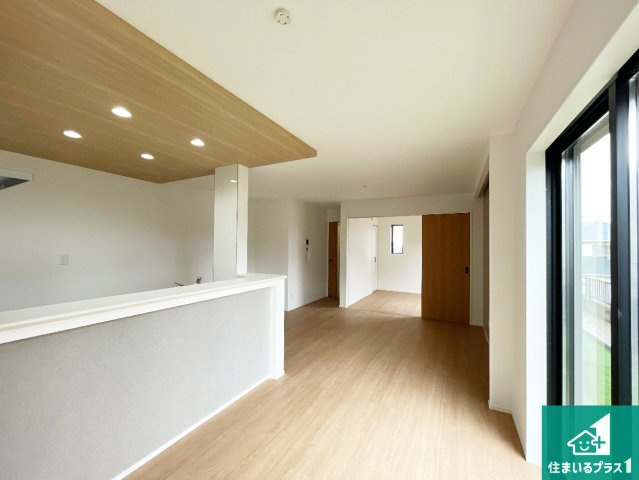 川西市清和台西　第4期　新築一戸建ての居間・リビング|シンプルなリビングは、観葉植物等のインテリアを楽しめますね！パパ好みにも、ママ好みにも家具次第で雰囲気を変えることができます！