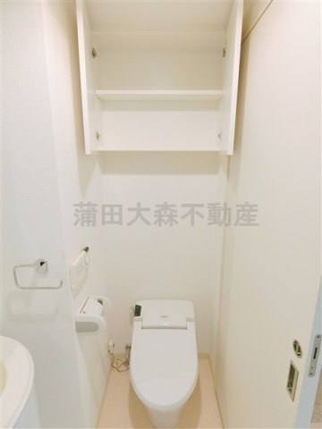 サンピエス大森のトイレ|温水洗浄便座と吊戸棚付きのトイレ