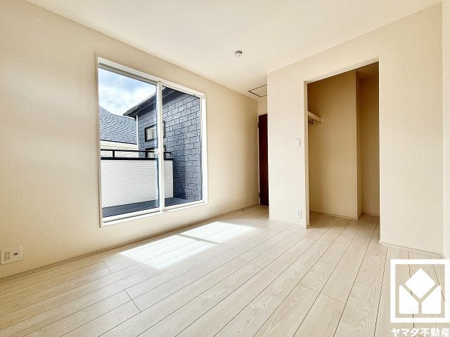 伊丹市鈴原町８丁目の寝室|約5.25帖の2階南側洋室です。バルコニーにつながるお部屋で、通風・陽当たり良好。