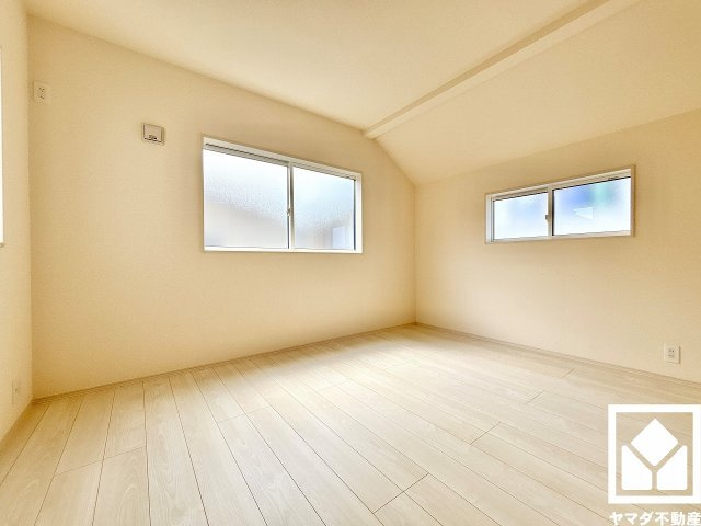 伊丹市鈴原町８丁目の子供部屋|約6帖の2階洋室です。柔らかな光が差し込むお部屋で、快適で落ち着いた生活をお送りいただけます。