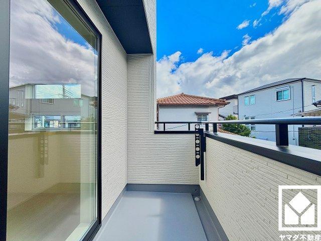 伊丹市鈴原町８丁目のバルコニー|南西向きバルコニーで陽当たり、風通し良好。たっぷりの洗濯物も気持ちよく乾きます。