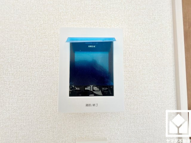 伊丹市鈴原町８丁目の防犯設備|突然の来訪時にも防犯面で心強いモニター付きインターホンを設置。お留守番中のお子様も、室内からスムーズに相手の確認ができます。