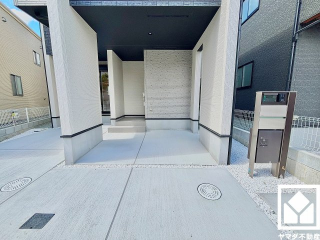 伊丹市鈴原町８丁目の駐車場|駐車スペースを並列2台分確保（普通車1台・軽自動車1台）。重い荷物や雨の日の移動もスムーズで、快適なカーライフを実現。来客時にも便利です。
