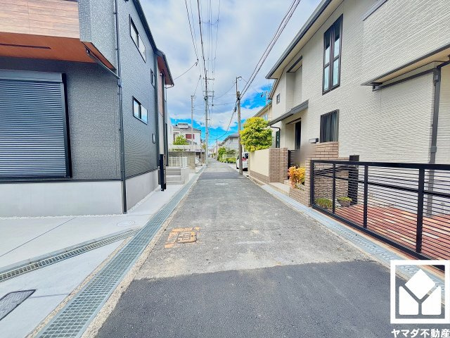 伊丹市鈴原町８丁目の前面道路含む現地写真|ZEH水準の優れた断熱・省エネ性能を備えており、毎日の冷暖房効率を高めます。日々の暮らしの快適性にも配慮された住まいです。