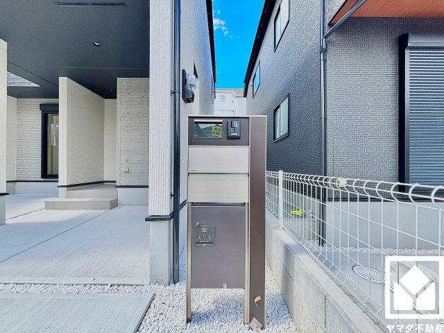 伊丹市鈴原町８丁目のその他|施錠から伝票への押印まで自動で行えるパナソニックの宅配ボックス「COMBO」を搭載。留守中の荷物もスムーズに受け取れます。