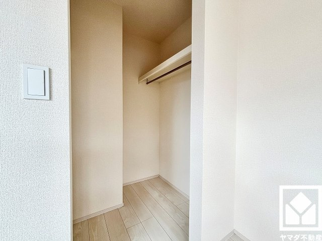 伊丹市鈴原町８丁目の収納|収納力豊富なウォークインクローゼット付き。お洋服はもちろん、スーツケースなどの大物もしっかり収納できます。