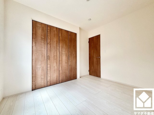 伊丹市鈴原町８丁目の洋室|約4.96帖の2階洋室です。お子様のお部屋などにも丁度良い広さです。独立したお部屋なのでプライベートな時間をゆったり過ごせそうです。