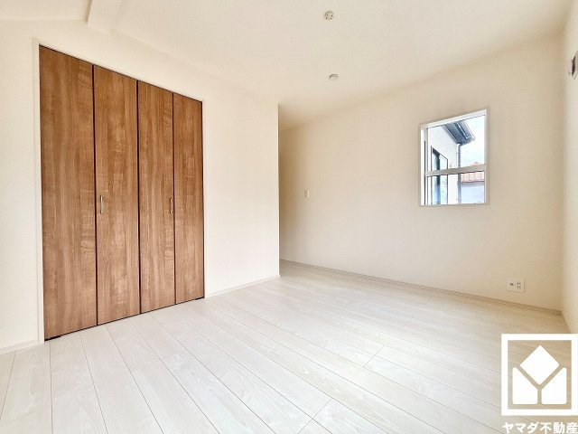 伊丹市鈴原町８丁目の子供部屋|約6帖の2階洋室です。全居室フローリングでお掃除ラクラク。全居室にクローゼットもございますので、お部屋の広さを最大限に活用できます。