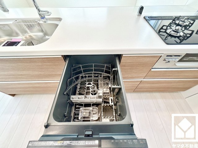 伊丹市鈴原町８丁目のその他|毎日の家事の負担を軽減し、節水効果も期待できる食器洗乾燥機付き。