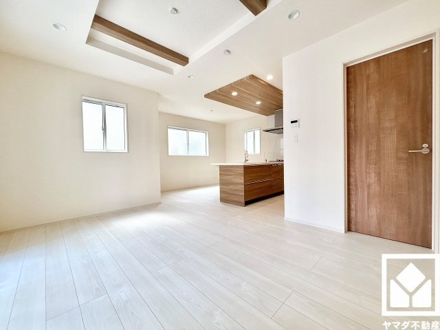 伊丹市鈴原町８丁目の居間・リビング|折り上げ天井で開放感をプラス。南東向き・南西向き・北西向きの3面採光の窓から自然光を取り込む、明るく居心地の良いリビングです。