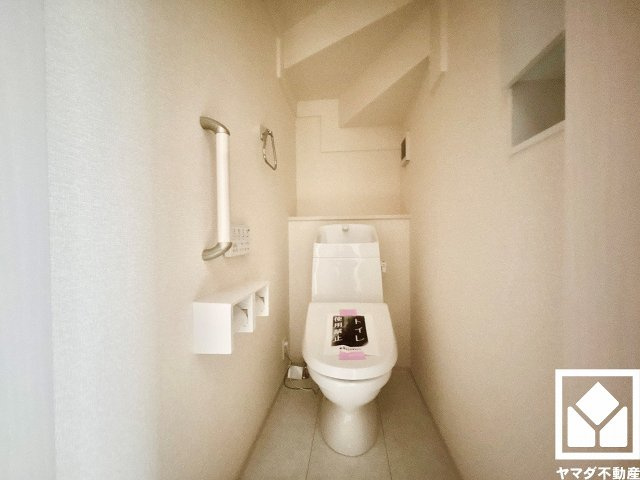 伊丹市鈴原町８丁目のトイレ|明るく清潔感溢れるトイレです。1階・2階の2か所に設置されているので、朝の忙しい時間帯も混雑を避けやすい間取りです。手すりも備えているため、立ち座りが楽になります。
