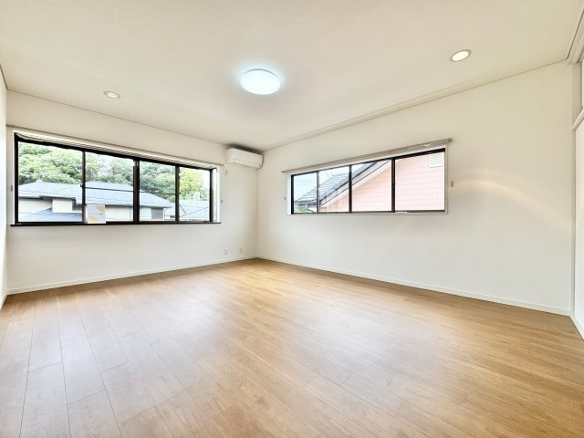中央区 古人見町の洋室|2階 約12.1帖の洋室になります。広々としたお部屋と二面採光で明るく、主寝室にいかがでしょうか☆