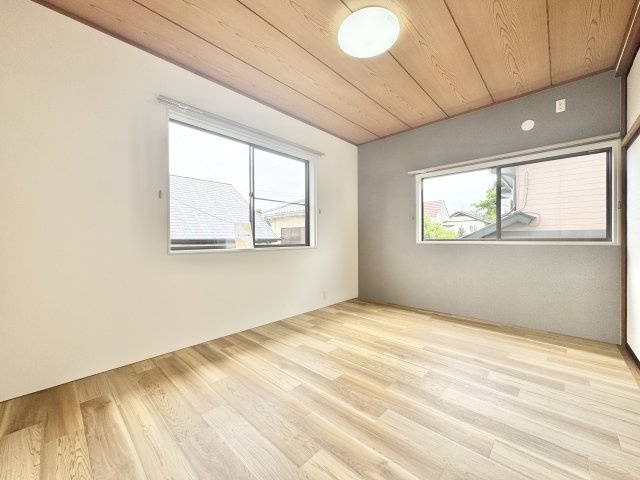 中央区 古人見町の洋室|2階 約6帖の洋室になります。こちらも二面採光のお部屋で、とても明るいですよ。