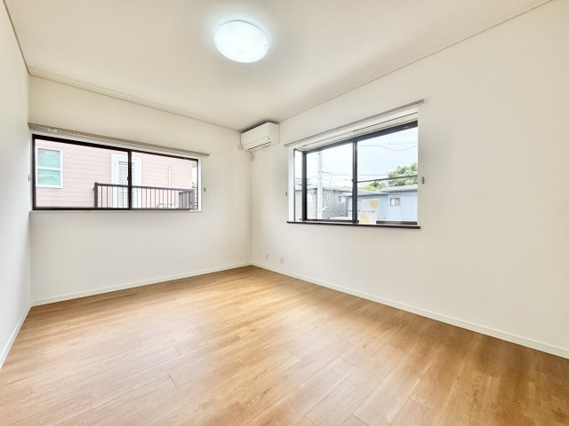 中央区 古人見町の洋室|2階 約7.2帖の洋室になります。二面採光で明るく、お子様のお部屋にピッタリですよ♪