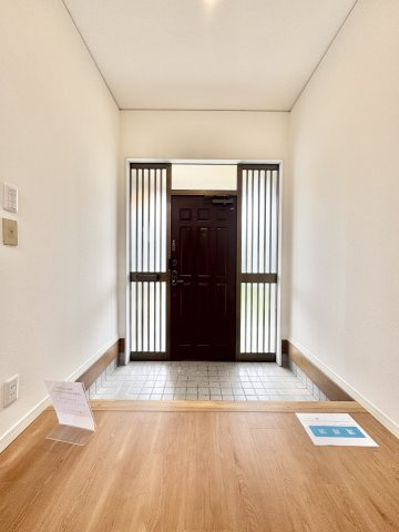 中央区 古人見町の玄関|明るく広い玄関になります。色々自分好みにレイアウトができますね。