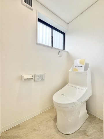 中央区 古人見町のトイレ|コンパクトなトイレは、清潔感ある白で統一されており、お手入れもしやすいです。換気用の窓もございます。