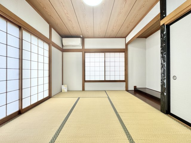 中央区 古人見町の和室|1階 約6帖の和室になります。2面採光で明るく、来客用のお部屋としていかがでしょうか。