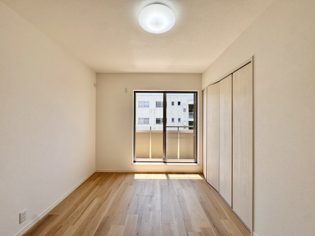 北島町の洋室|2階　6.0帖の洋室になります。バルコニーに面しておりとても明るく、主寝室にピッタリです！