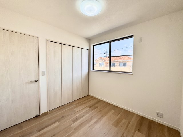 北島町の洋室|2階　もう一部屋の4.5帖洋室になります。明るくコンパクトなお部屋ですので、こちらもお子様のお部屋にピッタリです♫