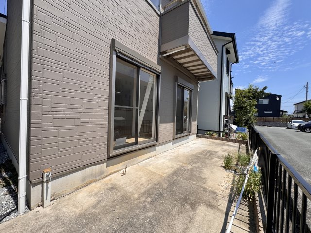 北島町の庭|リビングから外へ出ると、ちょっとした屋外スペースがあり、お子様用のプールなど置いて楽しめますね♫