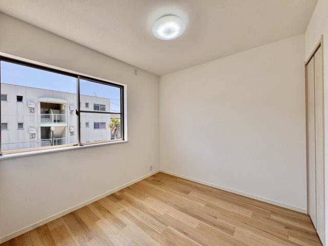 北島町の洋室|2階　4.5帖の洋室になります。収納もありお子様のお部屋にピッタリです♪