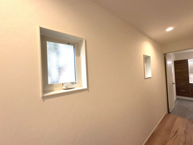 THEパームスコート下井草のその他|1階の廊下も窓があるので明るいです