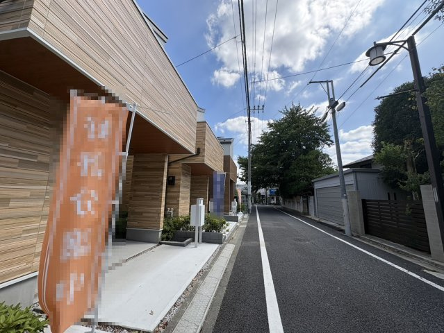 THEパームスコート下井草の前面道路含む現地写真|駅近ですが、静かな通りにあり、交通量も多くなく、安心です。
